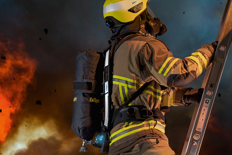 firefighter-climbing-ladder-carrying-draeger-pss-airboss-3-2-d-20042-2020 firefighter-climbing-ladder-carrying-draeger-pss-airboss-3-2-d-20042-2020